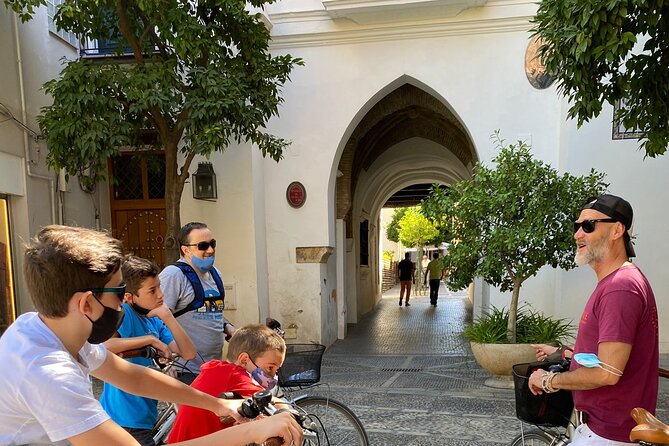 Private Bike Tour Seville - Triana and the Guadalquivir, 20 minutes
