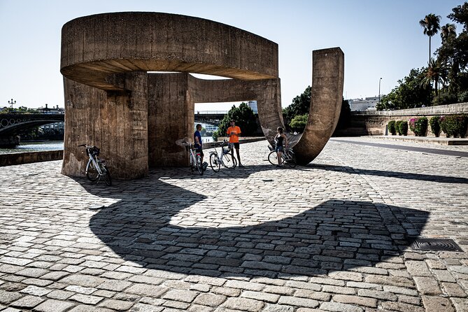 Private Bike Tour Seville - Archivo de Indias and the return ride