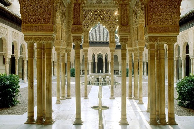 Private official tour guide for visit to Alhambra in Granada from Cordoba Hotel - The private ride from Córdoba to Granada