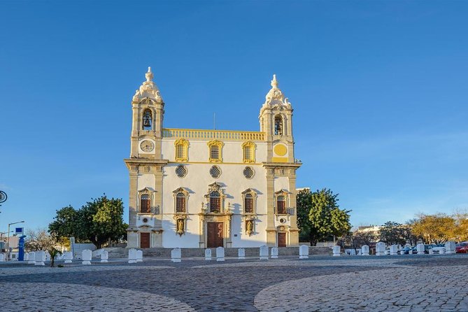 Private Transfer from Seville to Faro (FAO) Airport - Choosing between a sedan, minivan, and minibus