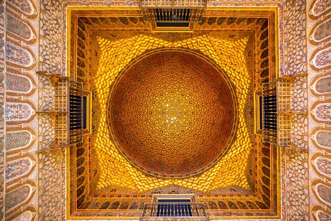 Private visit to the Real Alcazar of Seville (tickets included) - Finishing in the gardens
