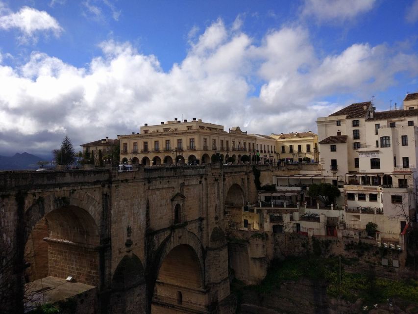 Pueblos Blancos & Ronda: Private Full-Day Tour from Seville - Ronda and the two faces of Puente Nuevo