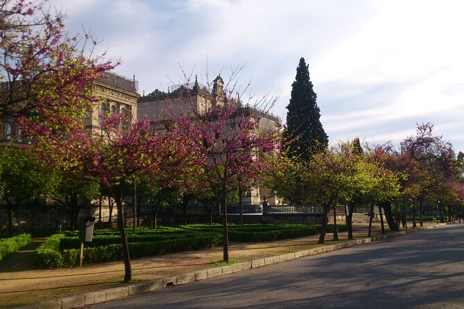 Secrets of Maria Luisa Park and Plaza de España Private Tour - The guides and the human side of the walk