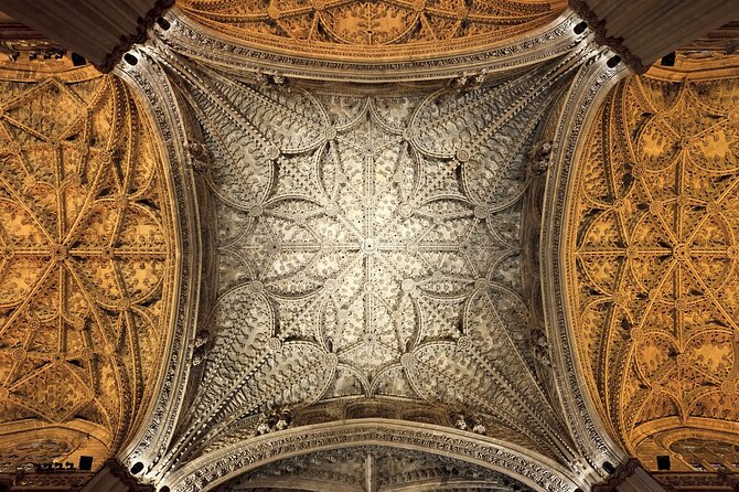 Sevilla: Guided tour to Cathedral and Giralda - What the cathedral circuit covers