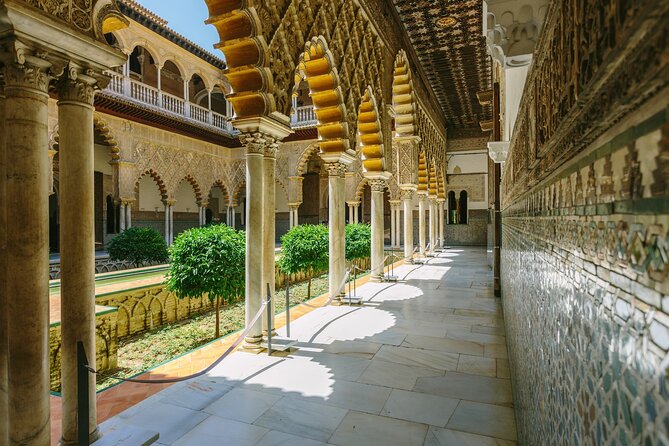 Sevilla: Guided tour to the Alcazar + Cathedral and Giralda - Entering the Royal Alcazar
