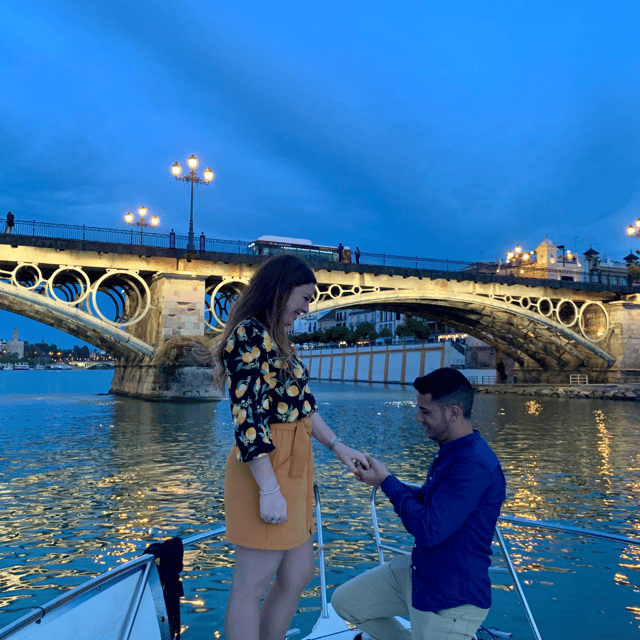Sevilla: Romantic Boat Ride - What the boat provides for your comfort