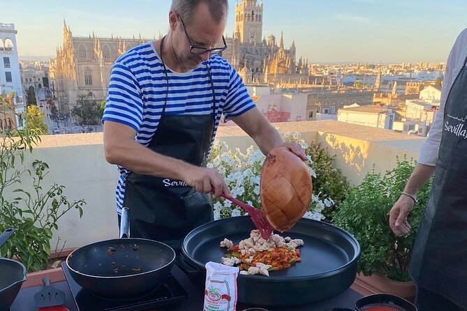 Sevilla: Rooftop Paella Cooking Class & 30-minute expert Q&A - Learning paella with Fernando