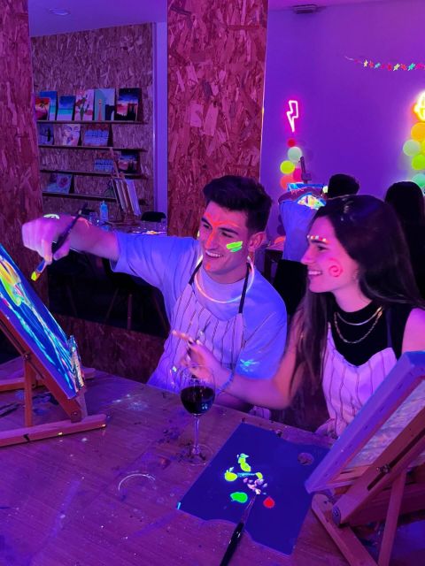 Sevilla: Wine Gogh Glow Academy Paint and Sip Classes - What the 2.5-hour painting session is really like