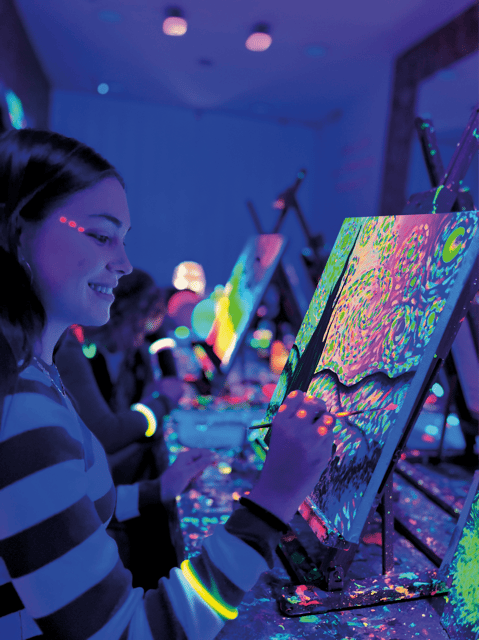 Sevilla: Wine Gogh Glow Academy Paint and Sip Classes - Choosing between the suggested painting and your own idea