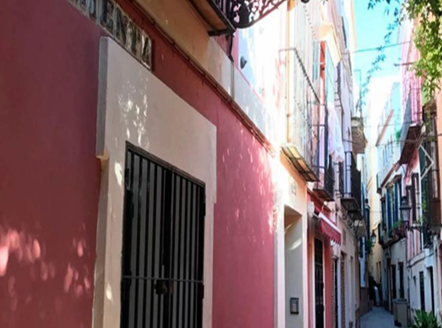 Seville: 1-Hour Walking Tour Barrio de Santa Cruz - Practical comfort for a street-level walk