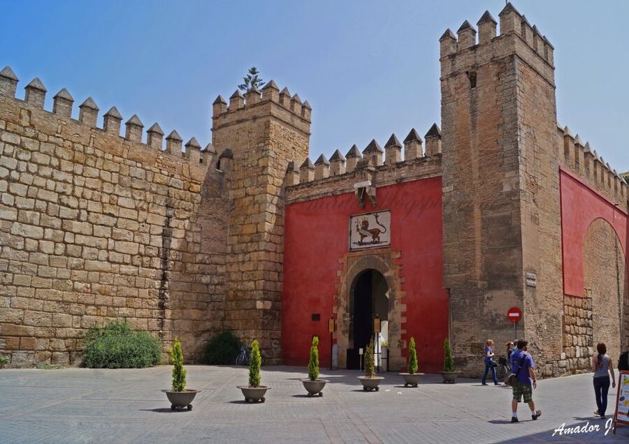 Seville: Alcazar, Cathedral, and Giralda Skip-the-Line Tour - Climbing the 104-meter Giralda