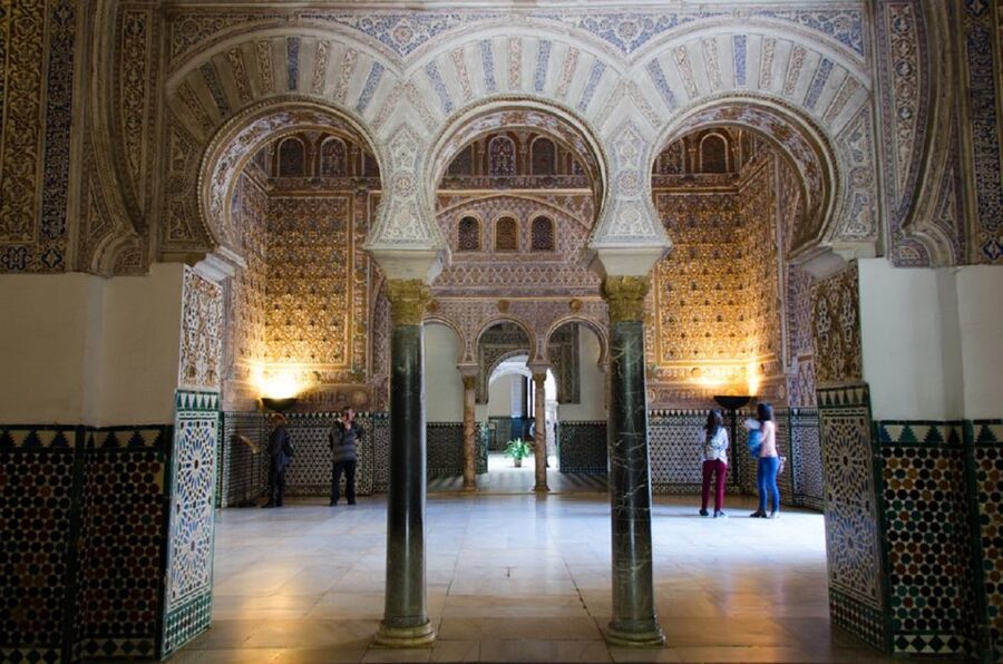 Seville: Alcázar, Cathedral & Giralda Fast Track Guided Tour - Seeing Seville Cathedral from inside