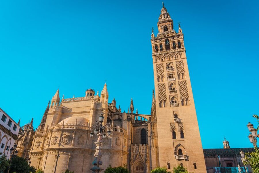 Seville: Alcázar, Cathedral & Giralda Fast Track Guided Tour - Practical advice for a smoother visit