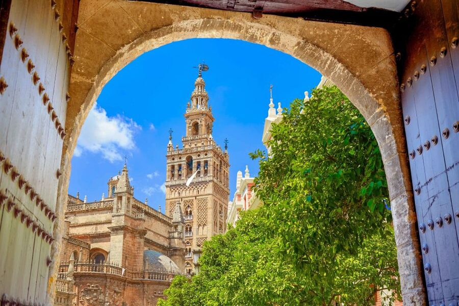 Seville: Alcázar Guided Palace Tour with Priority Access - Guide quality, language, and group pace