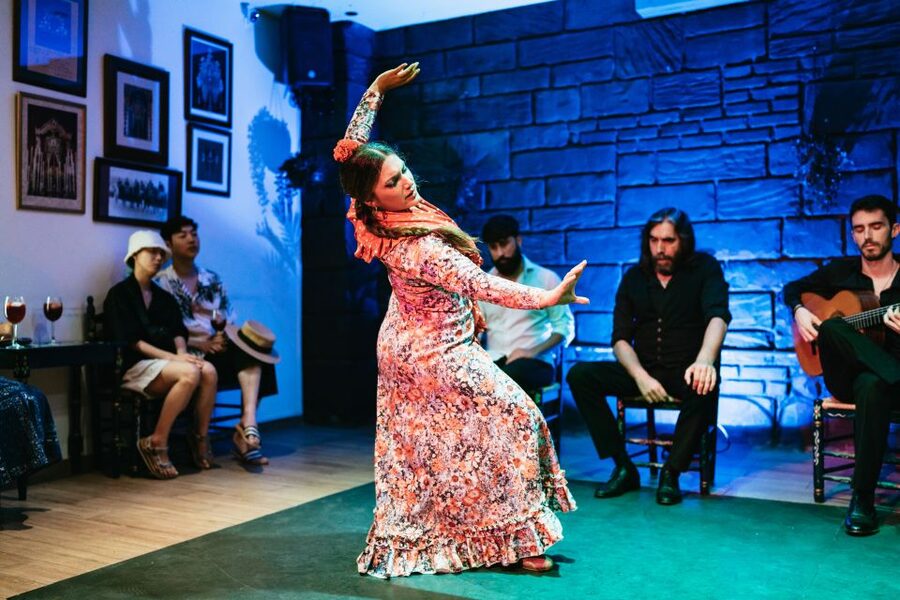 Seville: Baraka Sala Flamenca Show with Drink in Triana - Flamenco in the heart of Triana