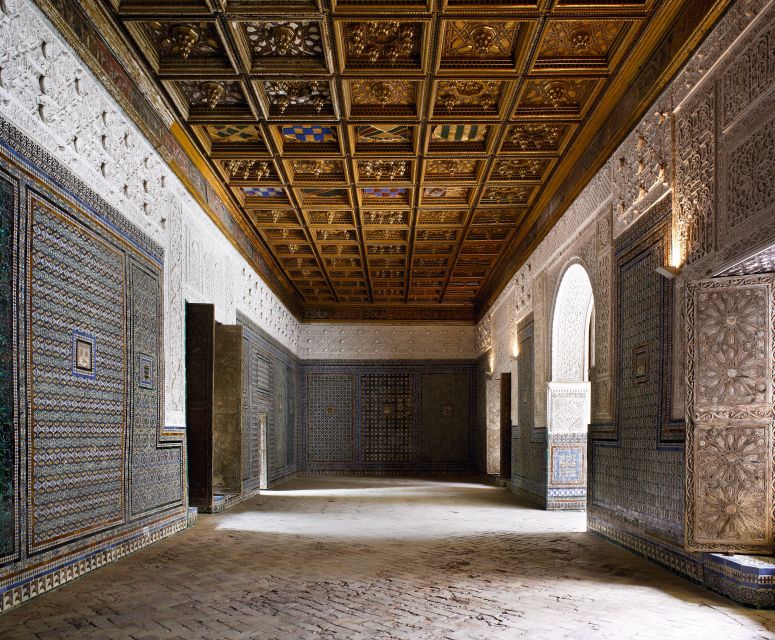 Seville: Casa de Pilatos Ground Floor Entry Ticket - The main courtyard and its Roman sculpture