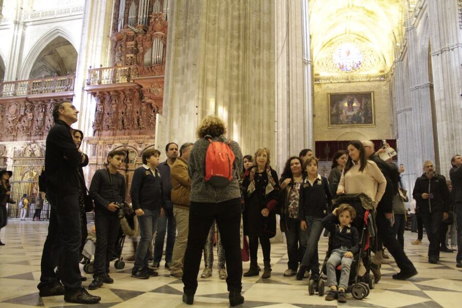 Seville: Cathedral 1-Hour Guided Tour - Private groups, headsets, and language choices