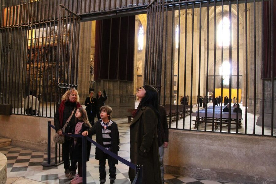 Seville: Cathedral and Giralda Skip-the-line Guided Tour - Inside the cathedral: what the one-hour tour covers