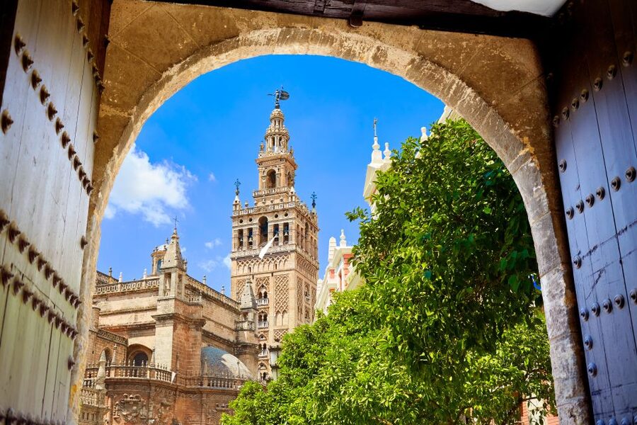 Seville: Cathedral, Giralda, and Alcazar Guided Tour - The Alcazar and its changing royal styles