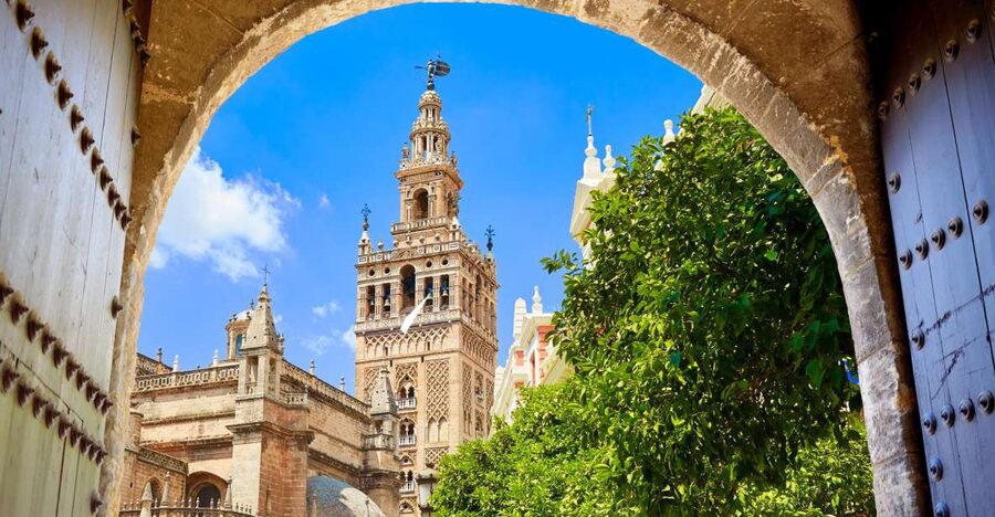 Seville: Cathedral, Giralda, and Alcazar Guided Tour - Meeting at Plaza del Triunfo