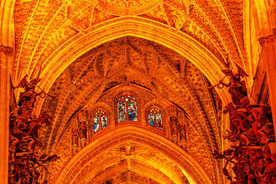 Seville: Cathedral & Giralda Fast-Track Guided Tour - Entering one of the world’s largest cathedrals