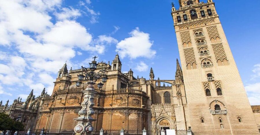 Seville: Cathedral & Giralda Guided Tour with Entry Tickets - Why Seville Cathedral rewards a guided visit