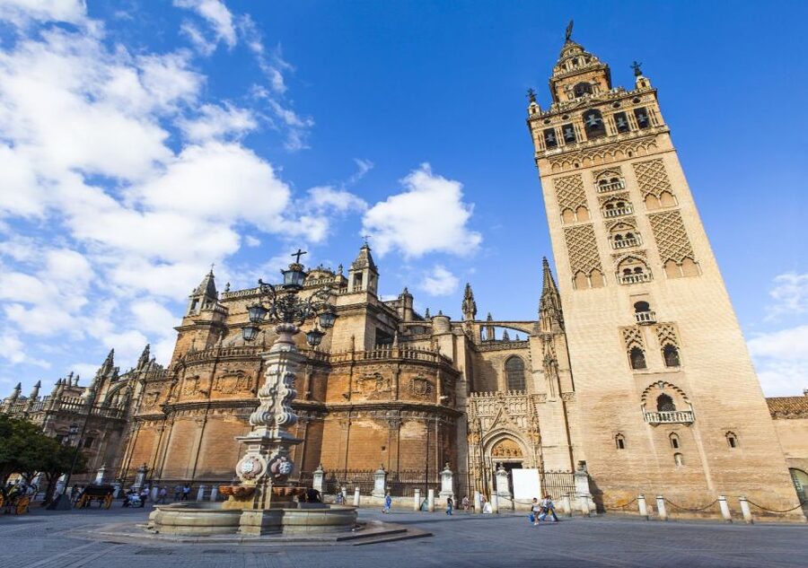 Seville: Cathedral & Giralda Guided Tour with Entry Tickets - Climbing the Giralda by ramp