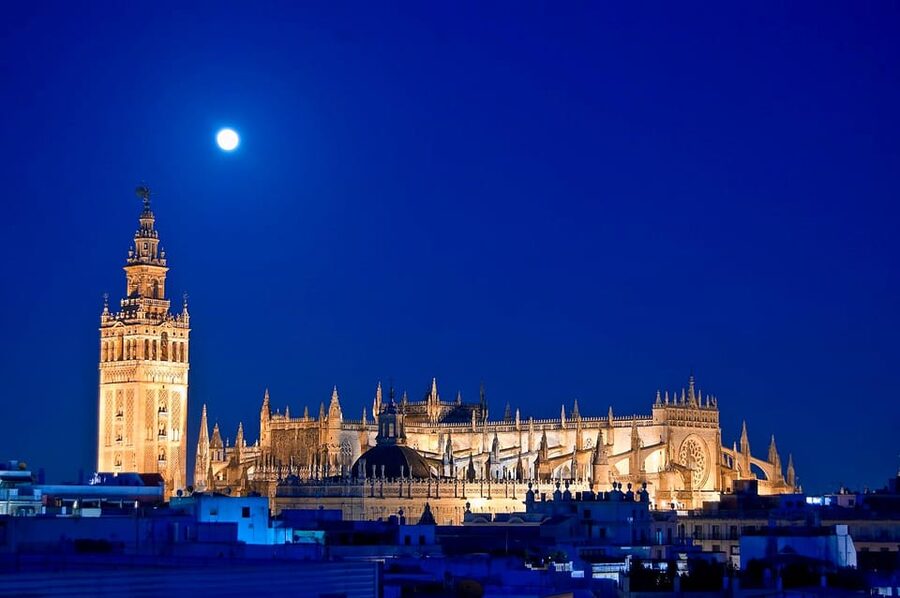 Seville: Cathedral of Seville Guided Night Tour & Light Show - Why Seville Cathedral Feels Different After Dark