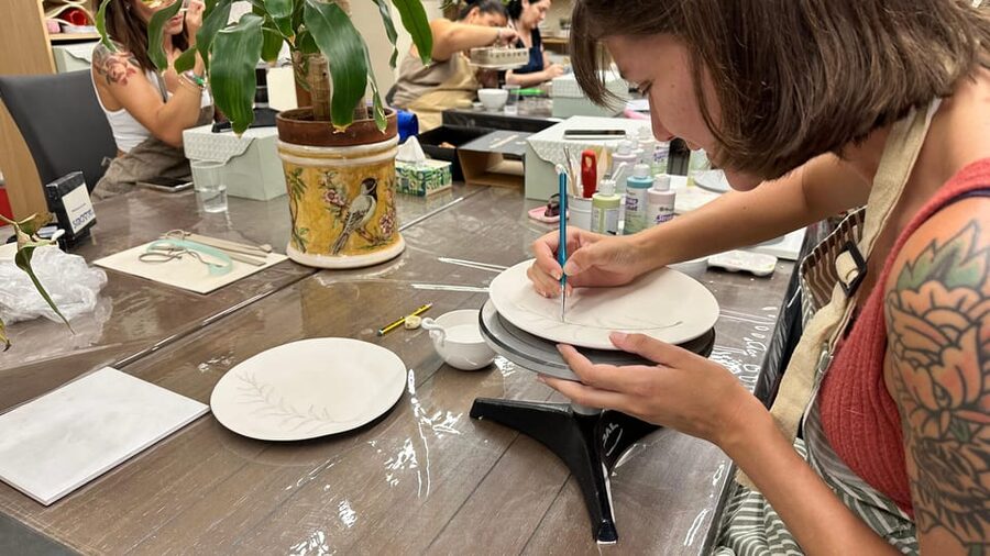 Seville: Ceramic painting workshop - Choosing your piece at Arte y Pureza