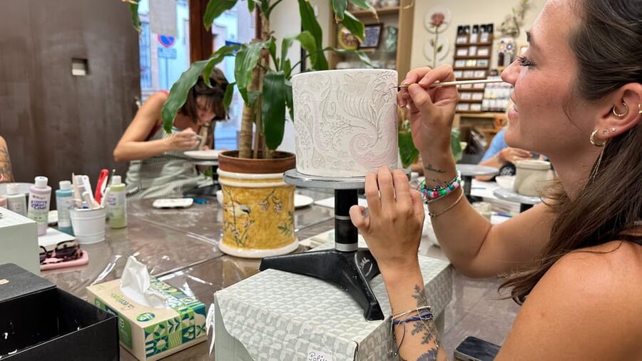 Seville: Ceramic painting workshop - A creative break near the Esperanza de Triana chapel