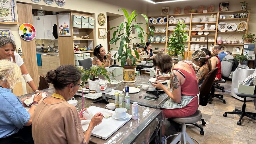 Seville: Ceramic painting workshop - What the two-hour session feels like