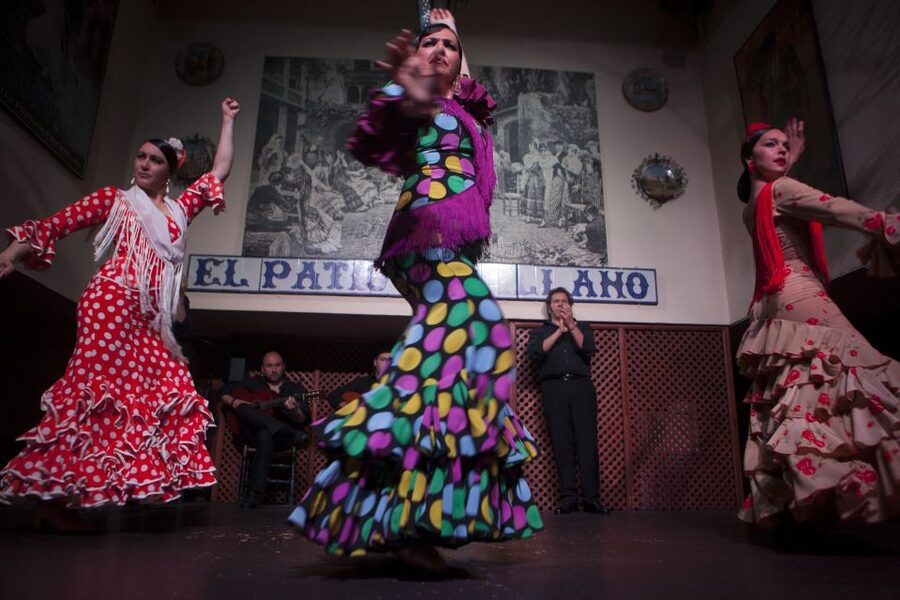 Seville: El Patio Sevillano Flamenco Show Ticket & Dinner - Is the setting intimate or crowded?