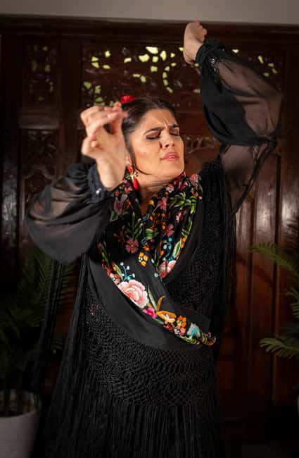 Seville: Flamenco Show at Tablao Almoraima in Triana - One hour of dance, guitar, and voice