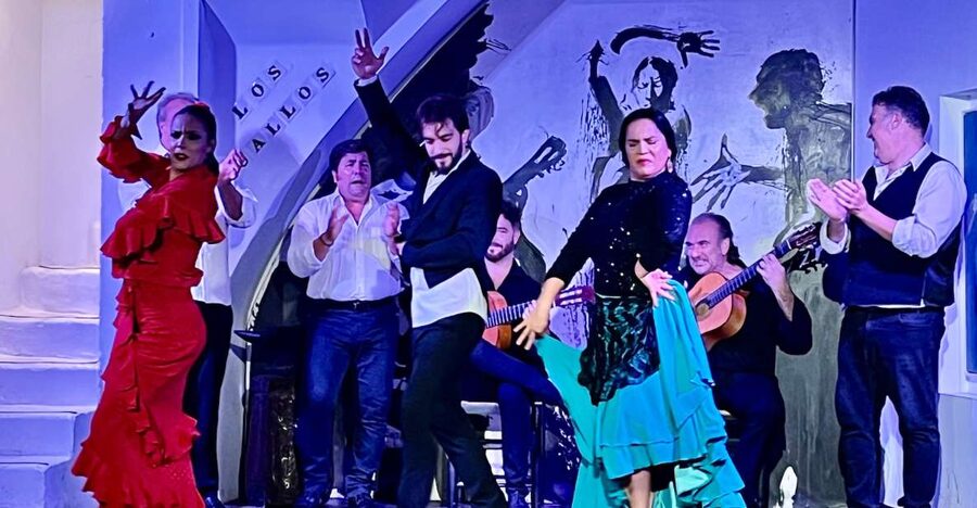 Seville: Flamenco Show at Tablao Los Gallos - Arriving in Plaza Santa Cruz
