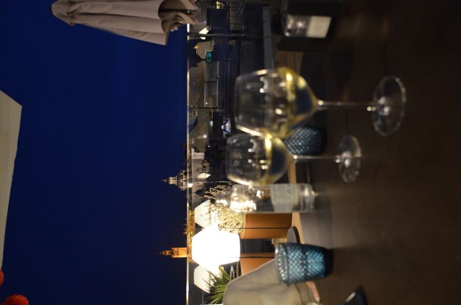 Seville: Flamenco Show & Roof Dinner with Cathedral Views - What the small room adds to the performance