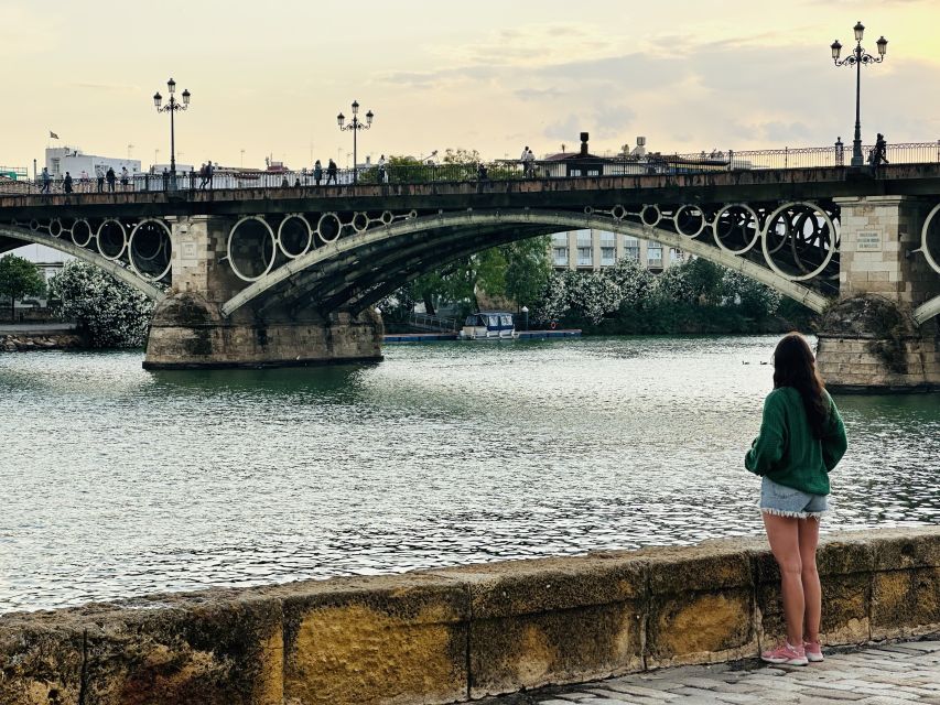 Seville FullDay Tour: Alcázar, Cathedral + Triana & Flamenco - Santa Cruz and the route toward the palace