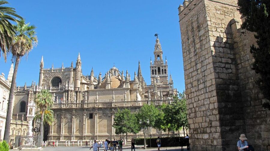 Seville: Guided Tour with Cathedral & Giralda Entrance - Dress rules and practical preparation