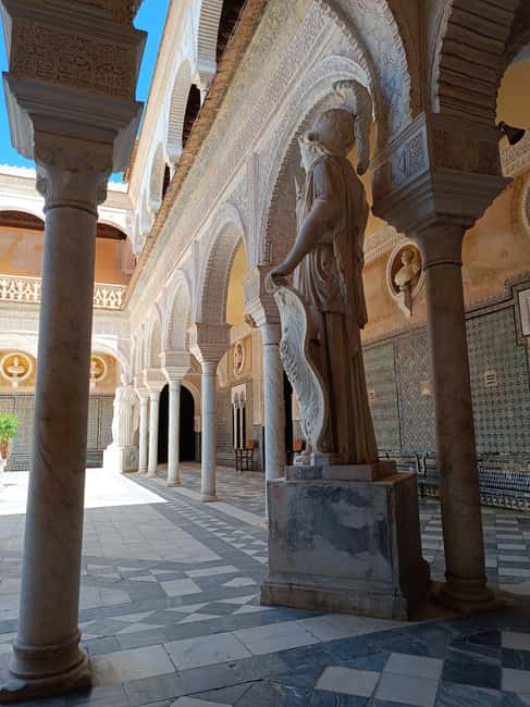 Seville: Guided visit of the Casa de Pilatos with entrance tickets - Meeting your guide at the entrance