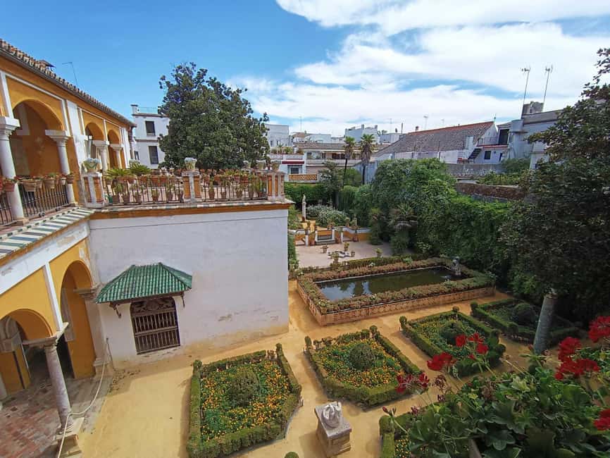 Seville: Guided visit of the Casa de Pilatos with entrance tickets - The lower floor and its decorated rooms