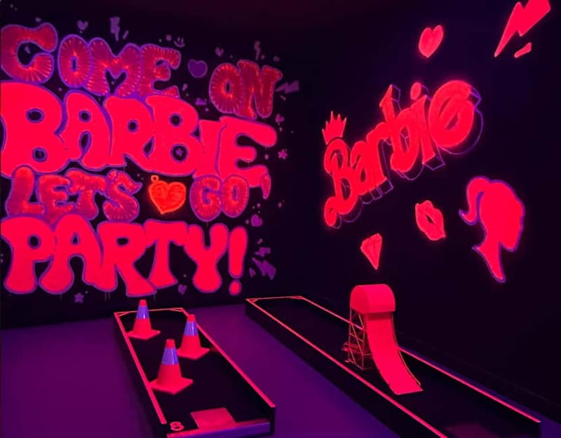 Seville: Indoor UV 18 hole Minigolf Experience - Booking flexibility and practical planning