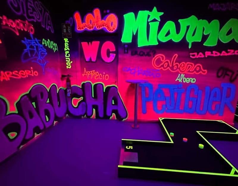 Seville: Indoor UV 18 hole Minigolf Experience - A bar, cocktails, and a social atmosphere