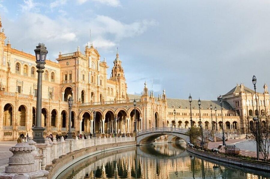 Seville : Jewish Quarter & Santa Cruz Walking Tour - Ending in María Luisa Park