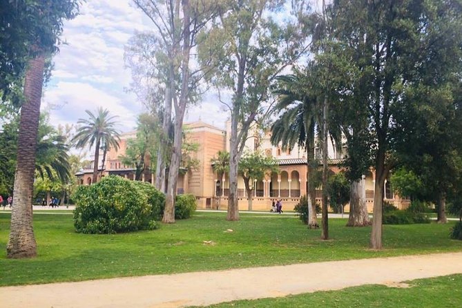 Seville Palaces: Dueñas Palace and Pilate House Tour - The horse-drawn carriage option