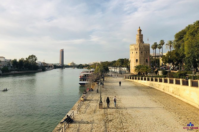 Seville Palaces: Dueñas Palace and Pilate House Tour - What a private guide adds