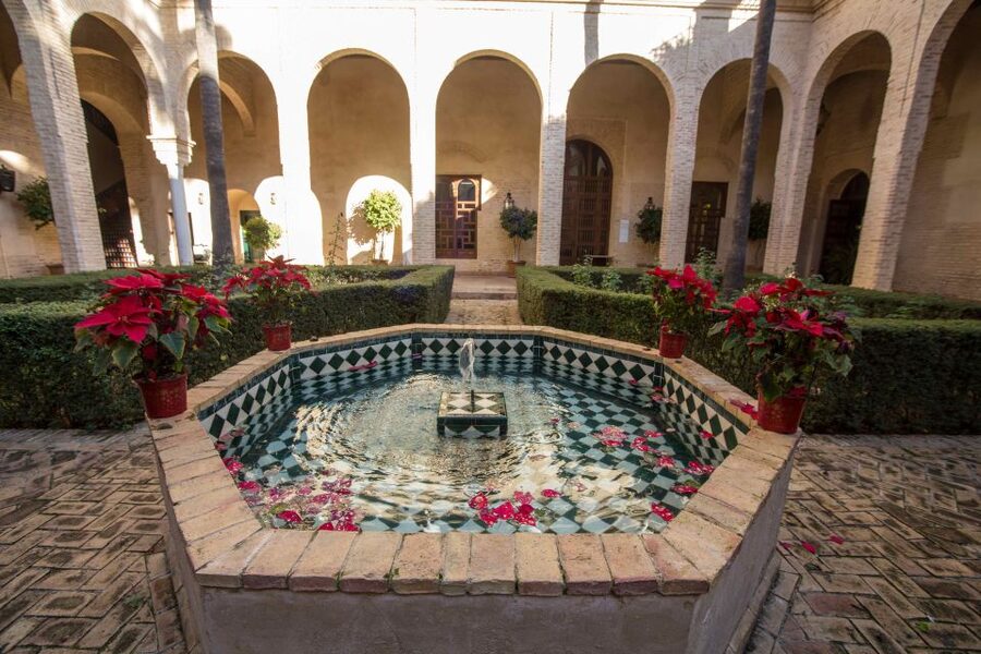 Seville: Palacio de Las Dueñas Entry Ticket and Guided Tour - The palace entrance and the first look inside