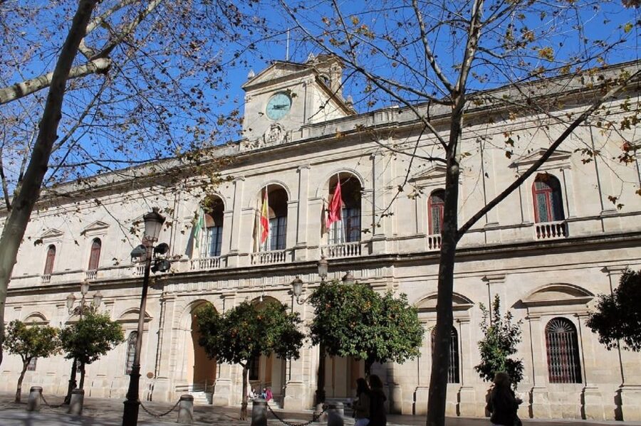 Seville: Paranormal Walking Tour in Spanish - What happens around Seville City Hall