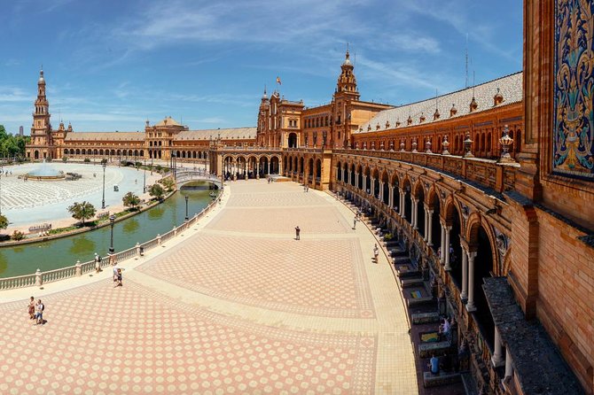 Seville Private City Kickstart Tour - Walking through the old Jewish Quarter