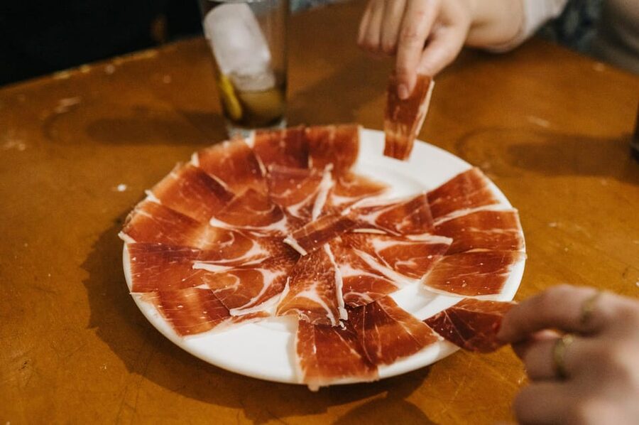 Seville: Private Tapas & History Tour in Triana Neighborhood - The long final stop at Bar Bistec