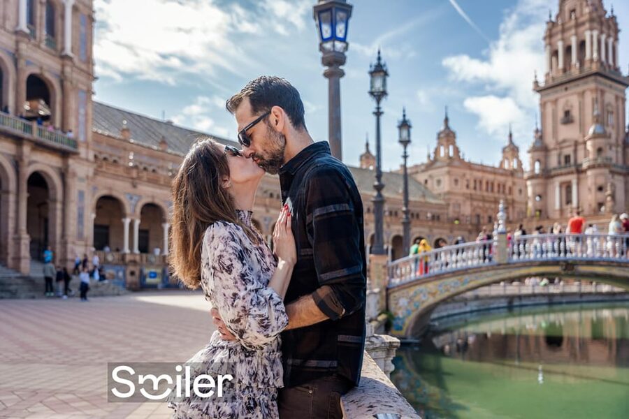 Seville: Professional Photoshoot at Plaza de España - Professional direction for couples, families, and solo portraits
