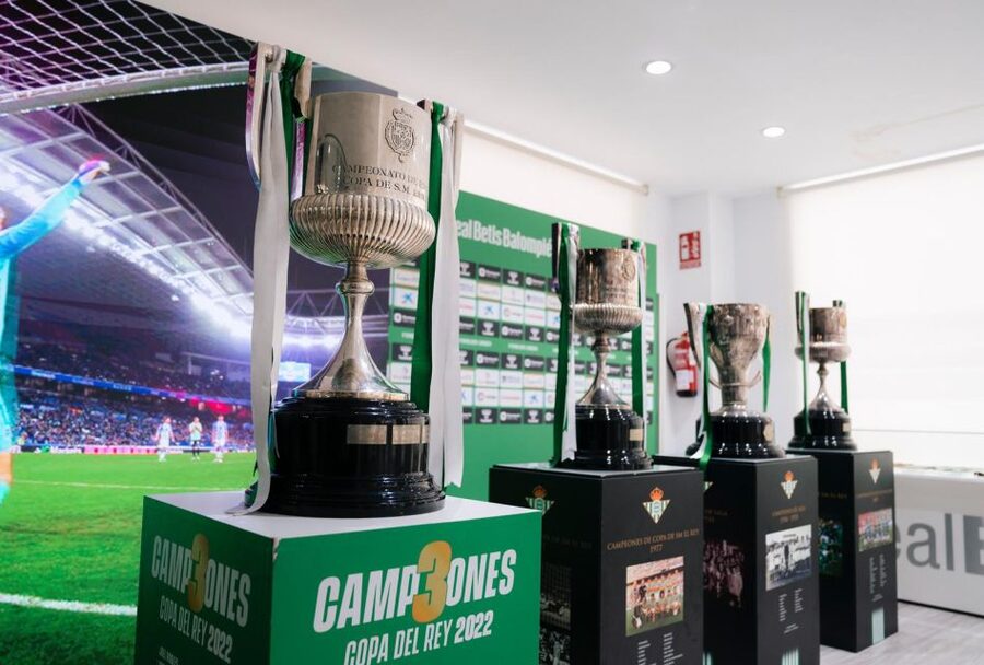 Seville: Real Betis Tour at the La Cartuja Stadium - Entering the Tunnel Club and the dressing rooms